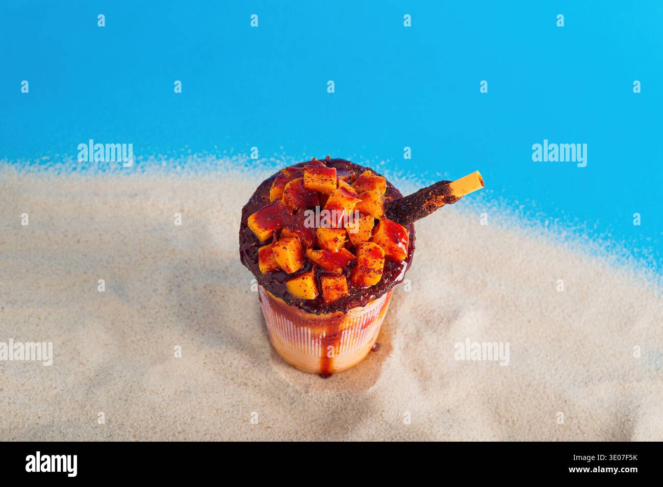 Mangonada, typisch mexikanischer Mango-Smoothie im Sommer. Draufsicht. Stockfoto