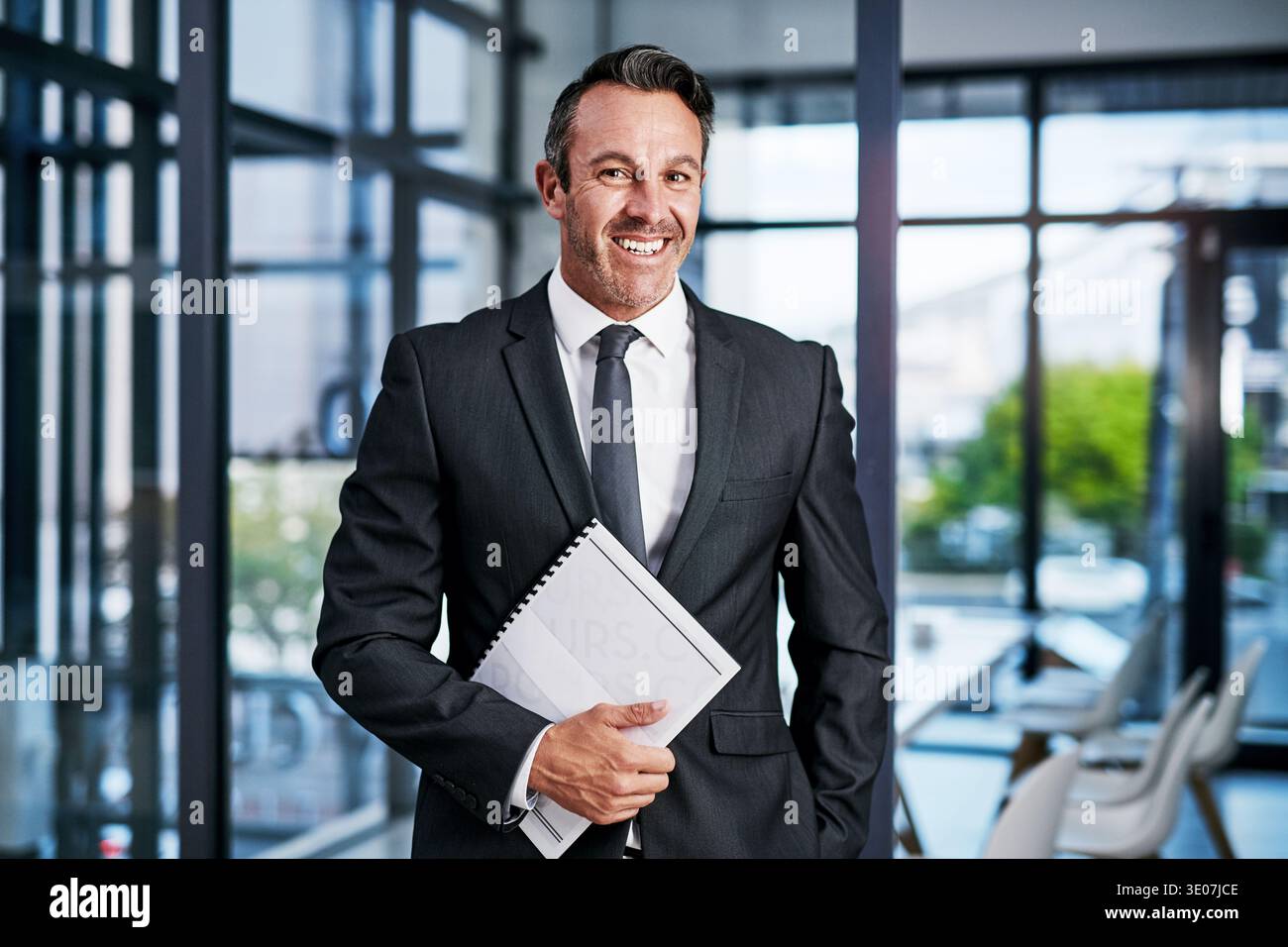 Geschäftsmann, Mann und glücklich mit einem Ordner im Büro für Akte, Zeugenaussage und Rechtsdokument. Porträt, reifer Anwalt und Bericht in der Kanzlei Stockfoto