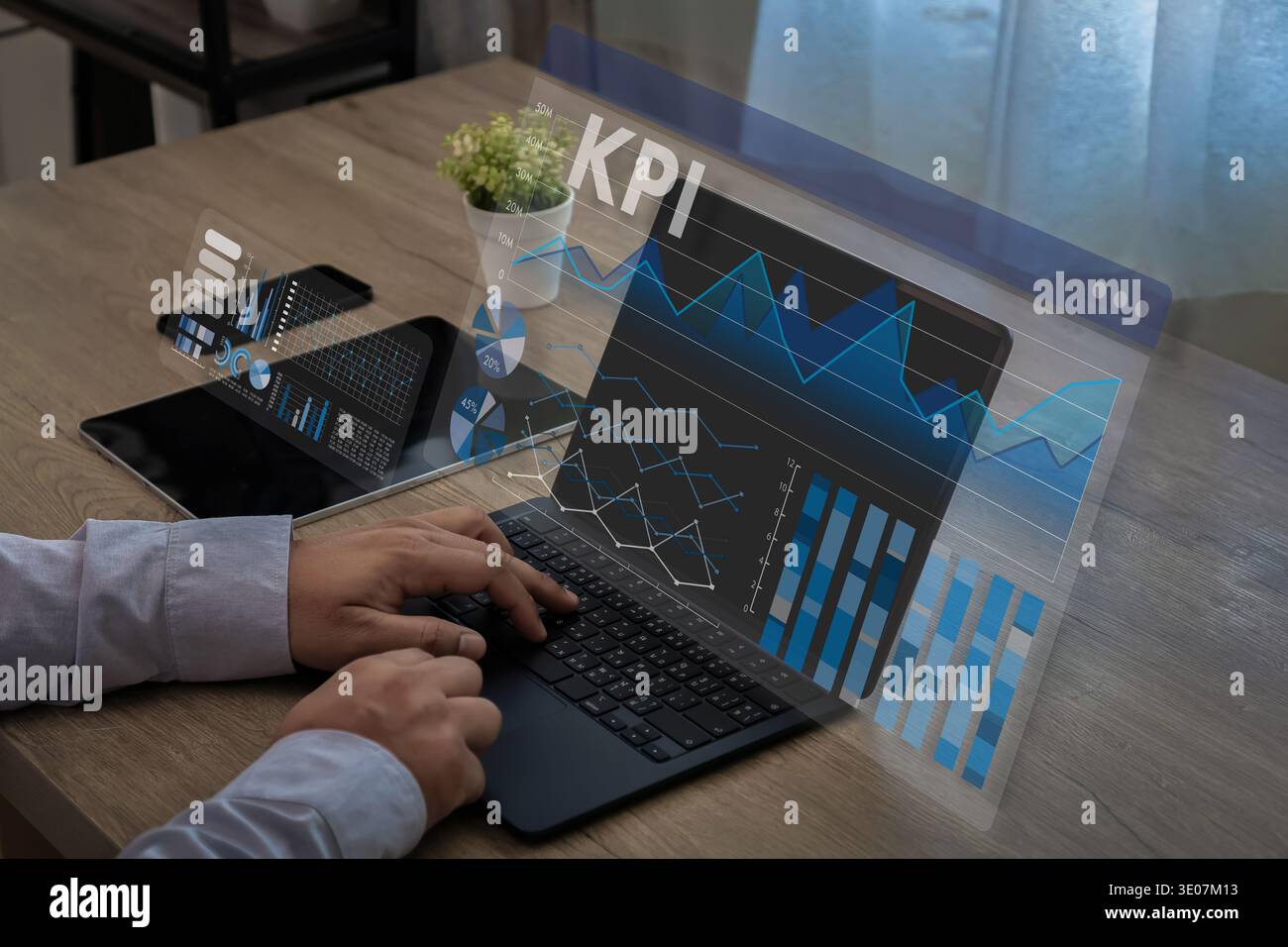 KPI-Dashboard-Analysen auf Notebooks, Kennzahlen zur Unternehmensleistung und Datenvisualisierung für Managementberichte und -Strategien Stockfoto