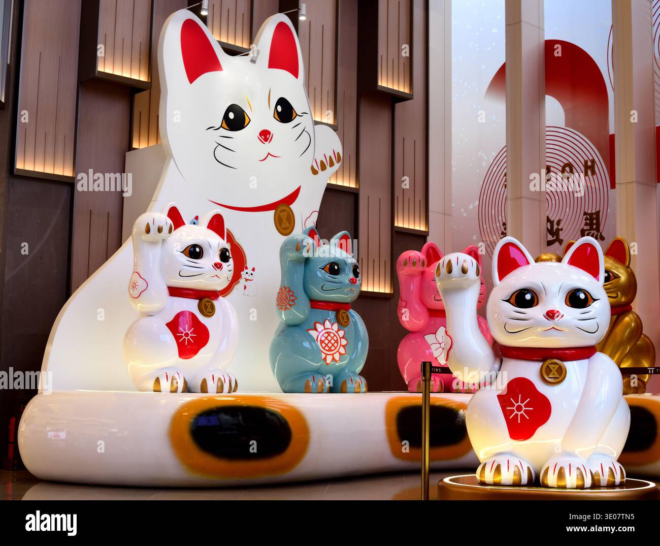 Familie der anwinkenden Katzen zur Feier des chinesischen Neujahrs des Pferdes 2026 Stockfoto