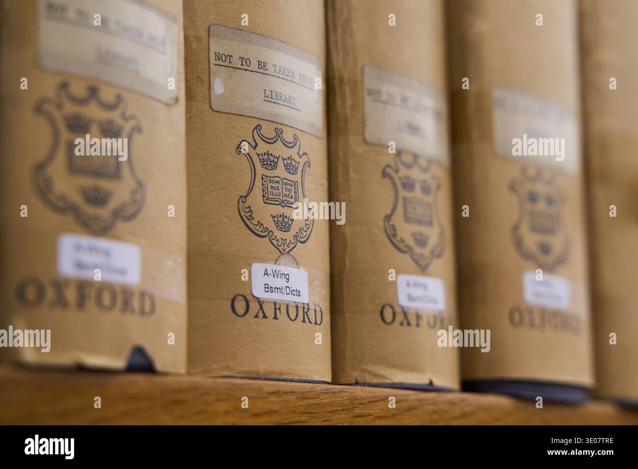 Oxford, Großbritannien - 20. Januar 2025: Vintage-Bände des Oxford English Dictionary von 1933 auf dem Regal mit Logo der University of Oxford und Bibliotheksetiketten Stockfoto