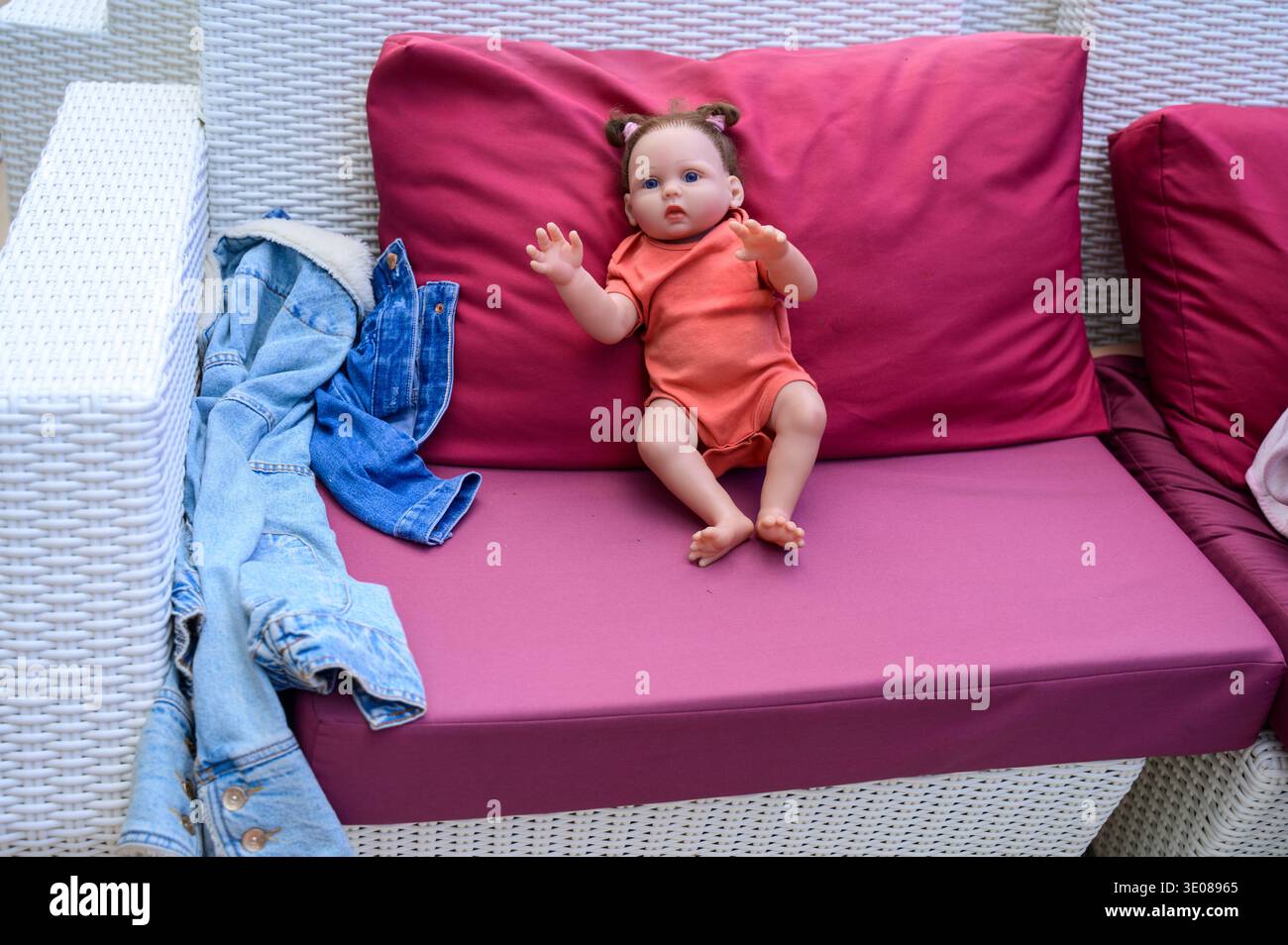 Kuschelpuppe für ein Kind, das allein auf einem Restaurantsitz sitzt. Vorstellung von verlorenen Kindergegenständen, sentimentalem Wert und ruhiger Morgenatmosphäre im Mo Stockfoto