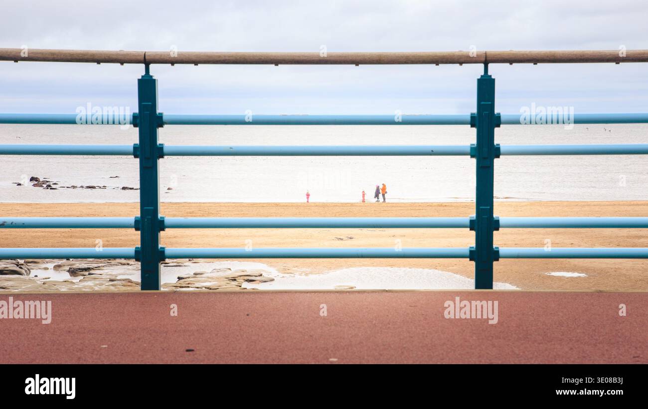 Strandszene eingerahmt von der Promenade von Whitley Bay, März 2026 Stockfoto