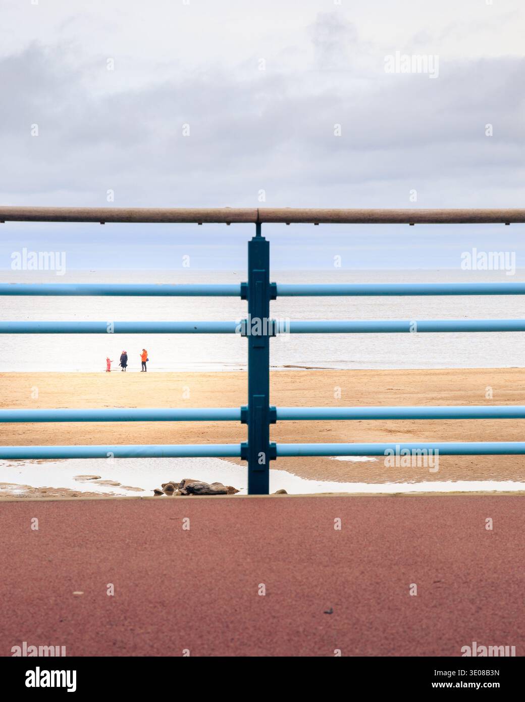 Strandszene eingerahmt von der Promenade von Whitley Bay, März 2026 Stockfoto