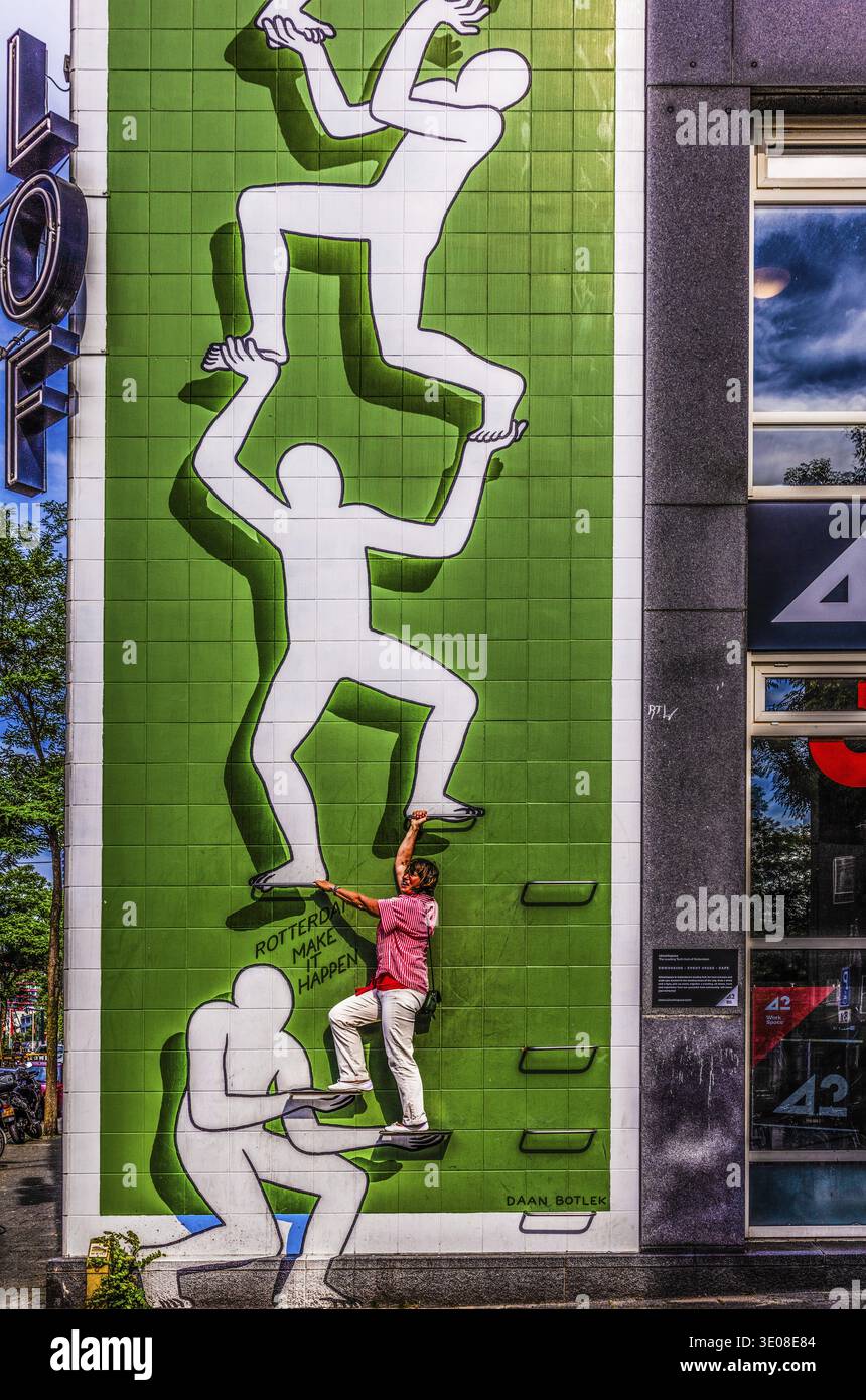Kunstwerke aus der Rotterdam Make IT Happening Street Art Kampagne in der Innenstadt, lädt Passanten ein, Teil des Kunstwerks zu werden durch Built-i Stockfoto