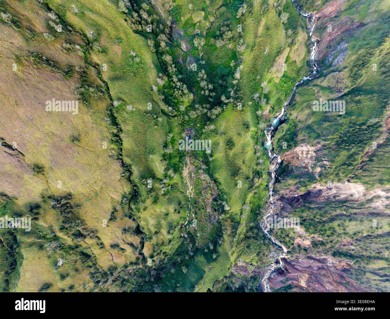 Blick von der Drohne auf das malerische Tal des Torean Trail auf dem Rinjani in Lombok Stockfoto