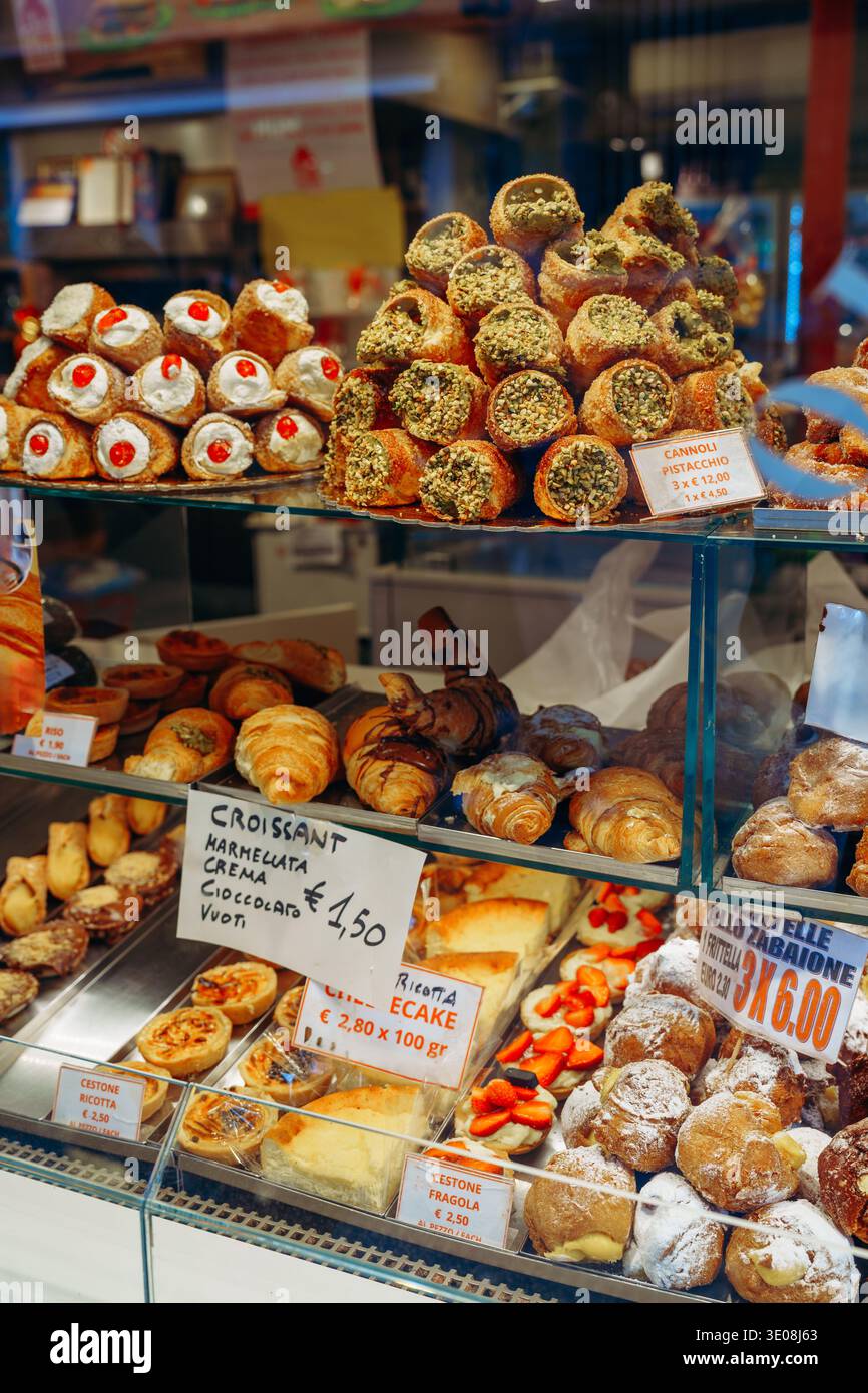Bäckerei mit verschiedenen Backwaren und Desserts auf einem geschäftigen Markt Stockfoto