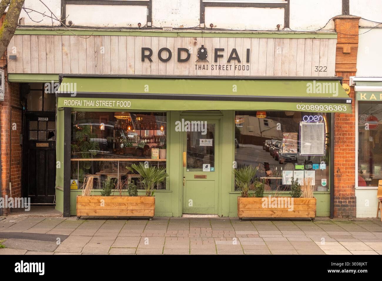 LONDON – 20. JANUAR 2026: Rod Fai Thai Street Food – thailändisches Restaurant an der Uxbridge Road W3 Acton Stockfoto