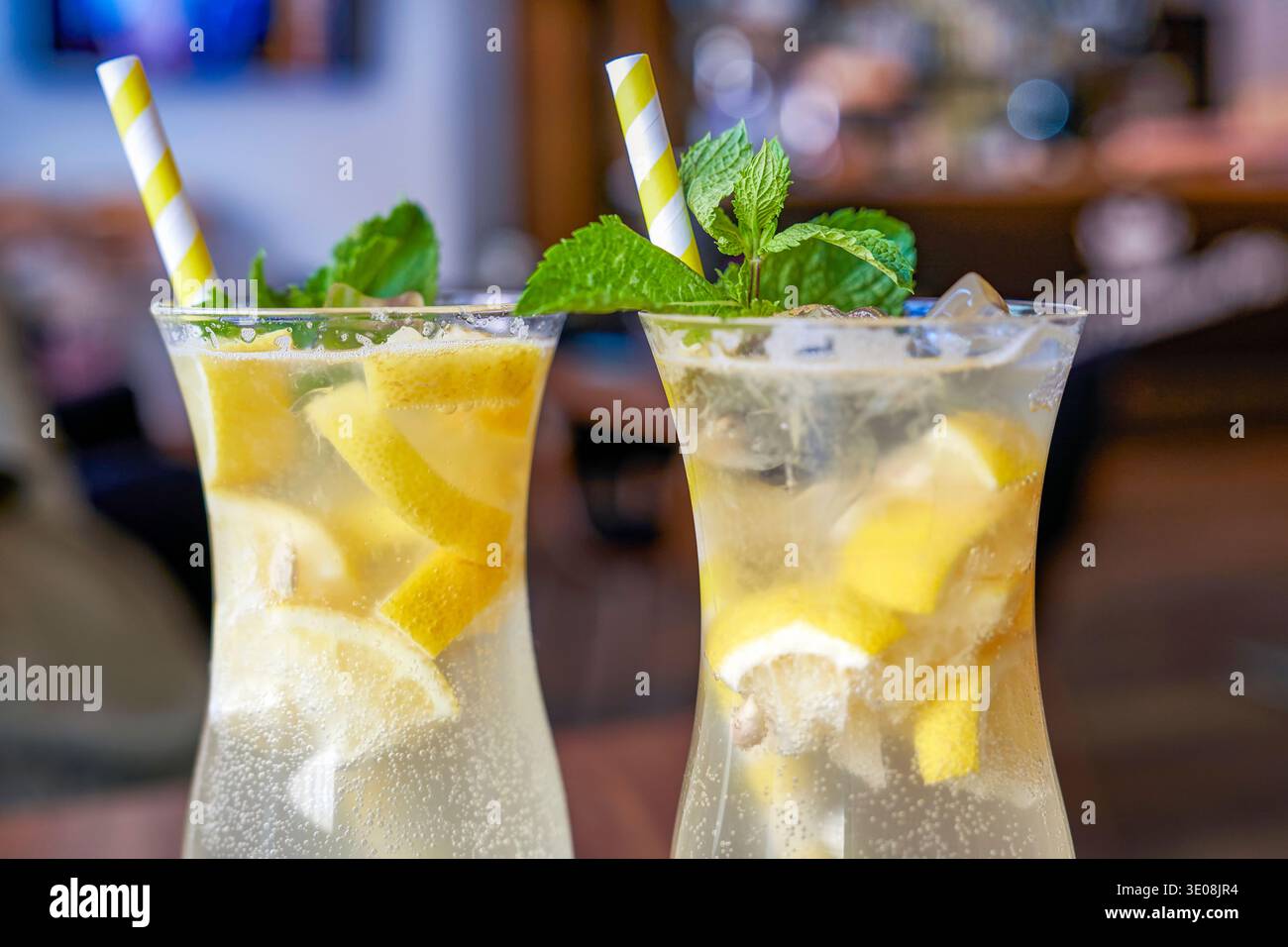 Frisch gemachte Limonade in einem Glas mit Strohhalm Stockfoto