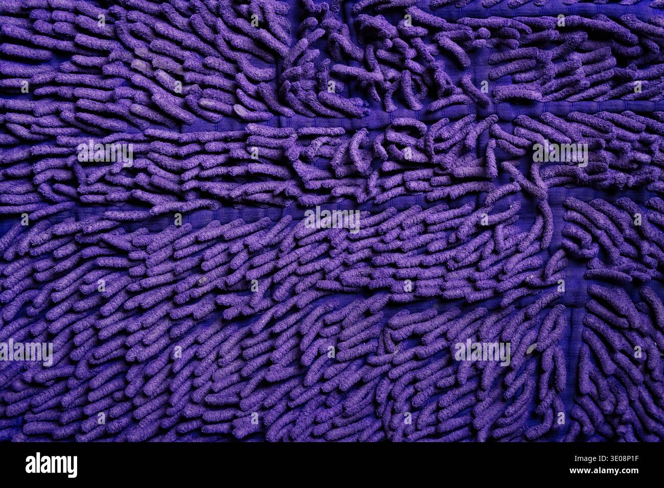 Leuchtend lila Chenille-Mikrofaserteppich für modernes Branding, digitale ästhetische Hintergründe und auffälliges, haptisches Textildesign Stockfoto