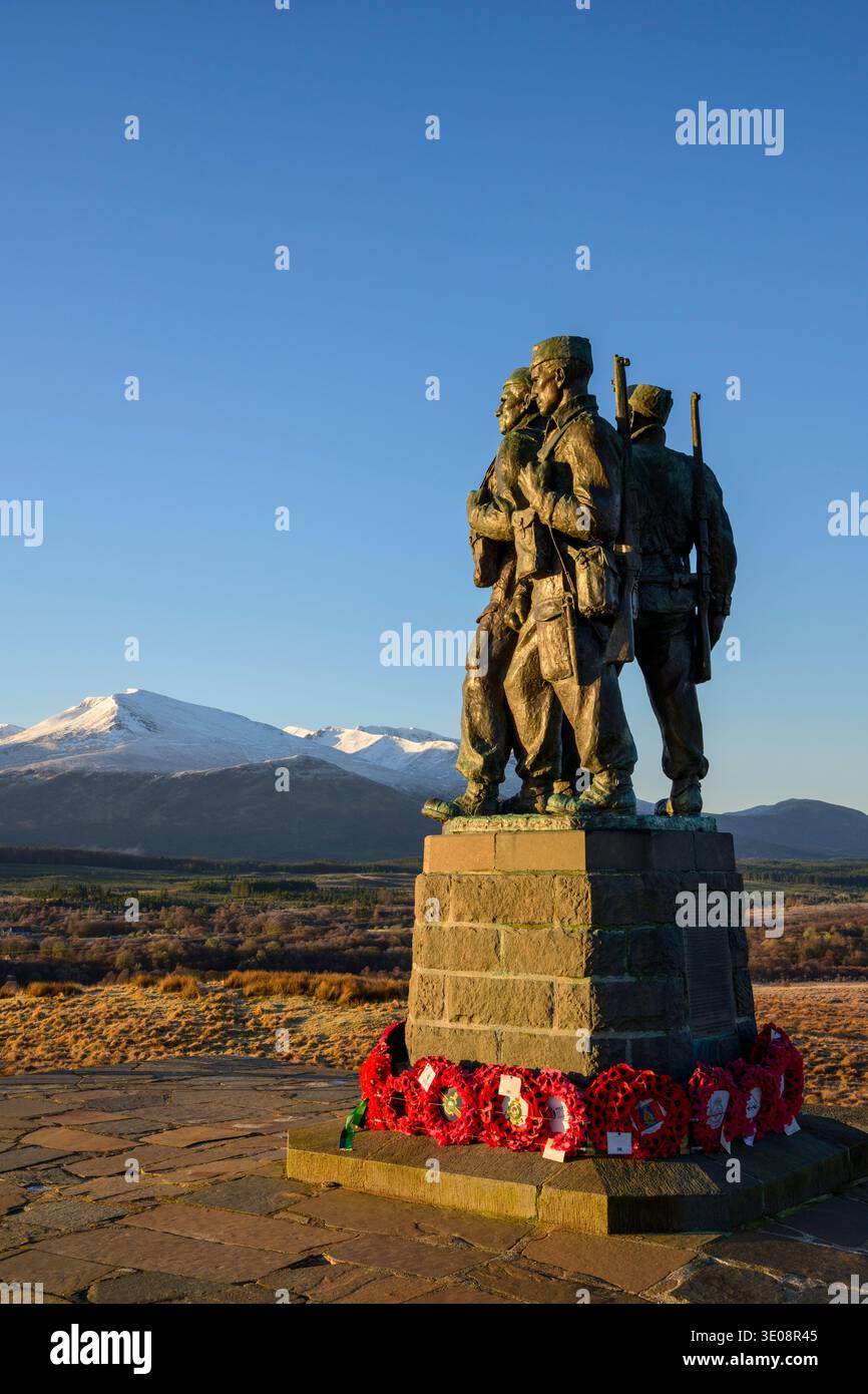 Das Morgenlicht trifft auf den schneebedeckten Ben Nevis und das Commando Memorial, Spean Bridge, Lochaber, Schottland, Großbritannien Stockfoto