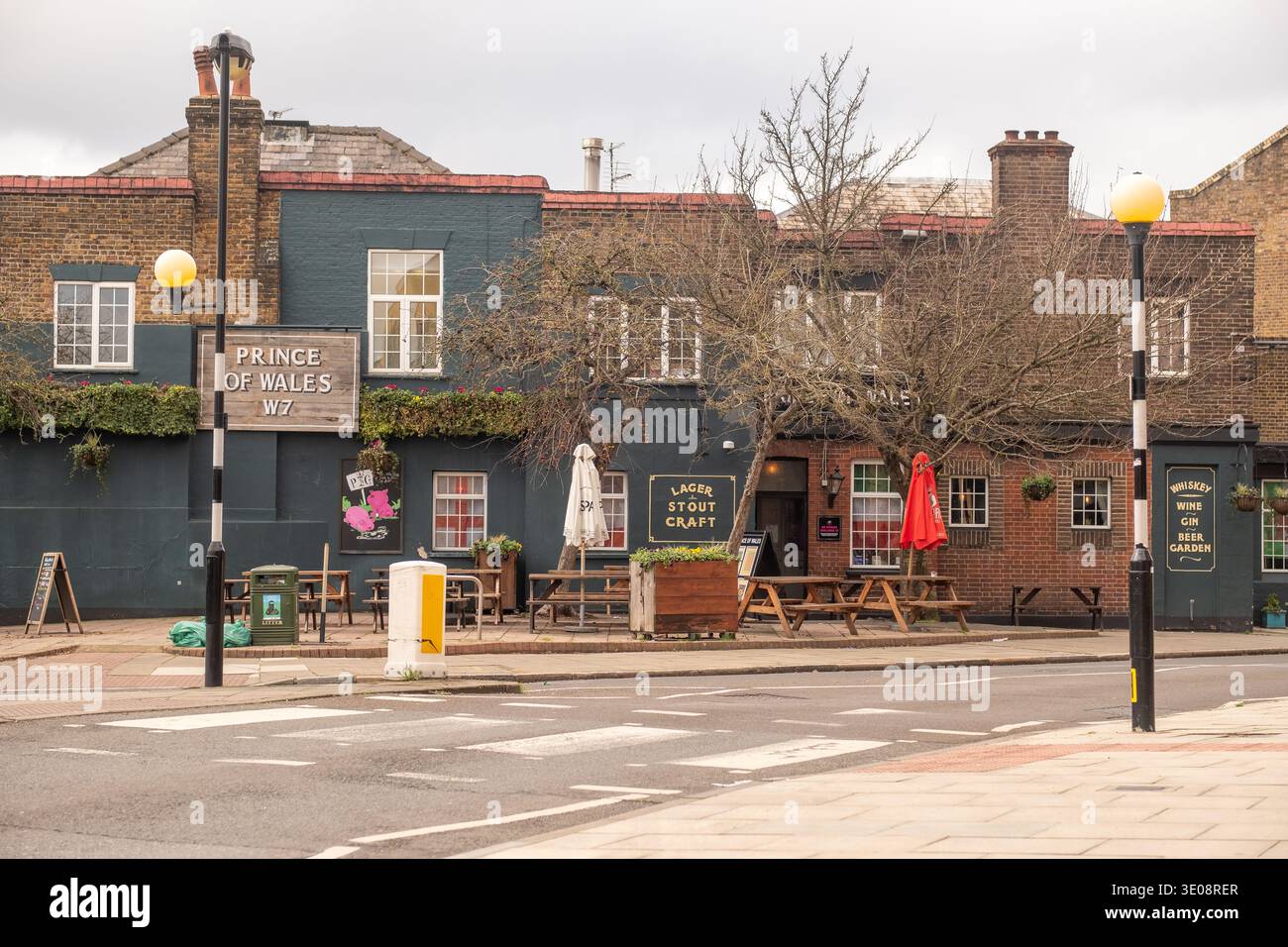 HANWELL, LONDON - 29. JANUAR 2026 Prince of Wales Pub außen mit Craft Beer Beschilderung Hanwell – authentischer lokaler Pub West London Vorort. Stockfoto