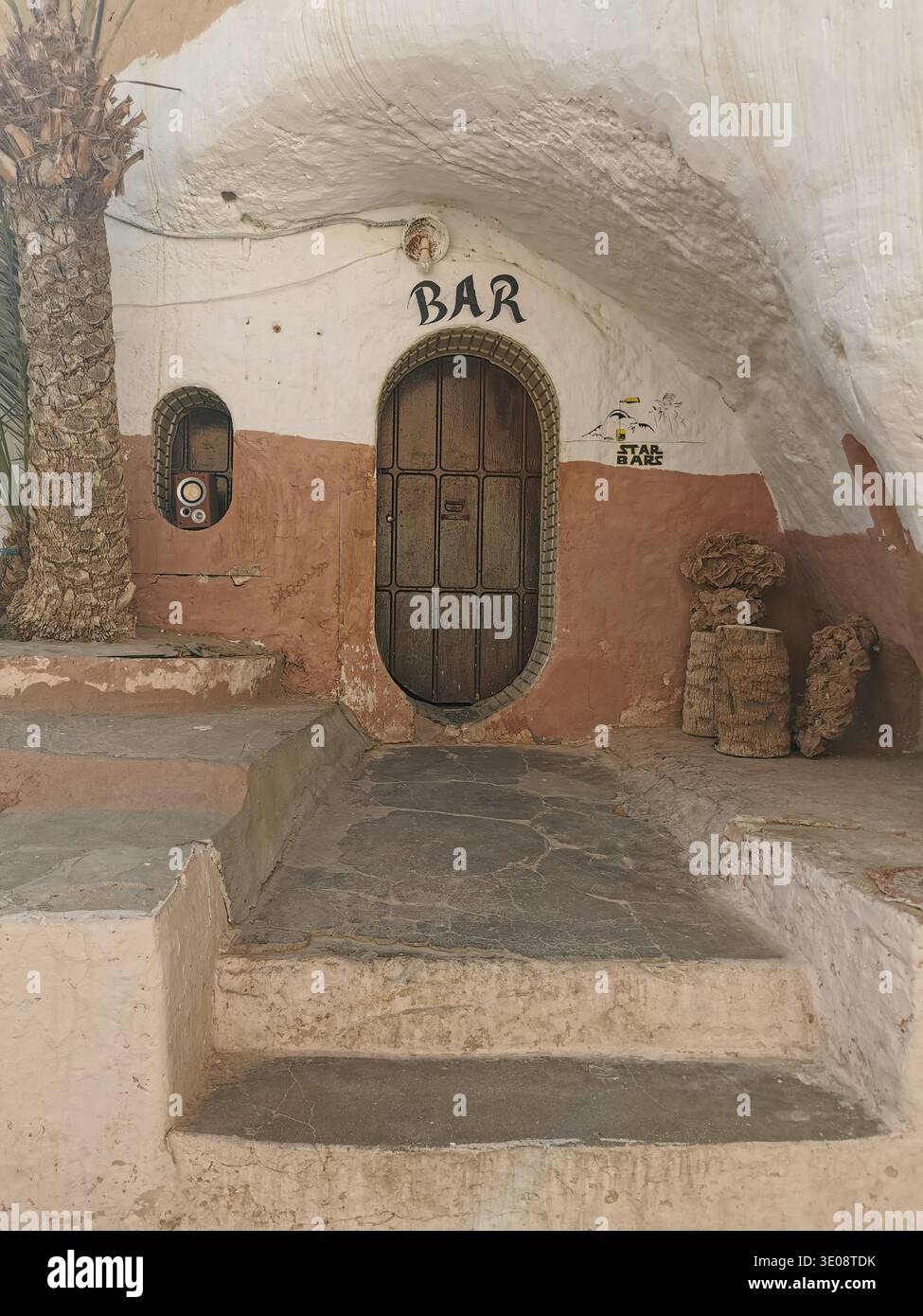 Matmata, Tunesien, unterirdisches Troglodytenhaus in – Original Star Wars Lars Homestead, heute ein Wüstenhotel mit traditioneller Berberhöhlenarchitektur. - Smartphone-aufgenommenes Stockfoto