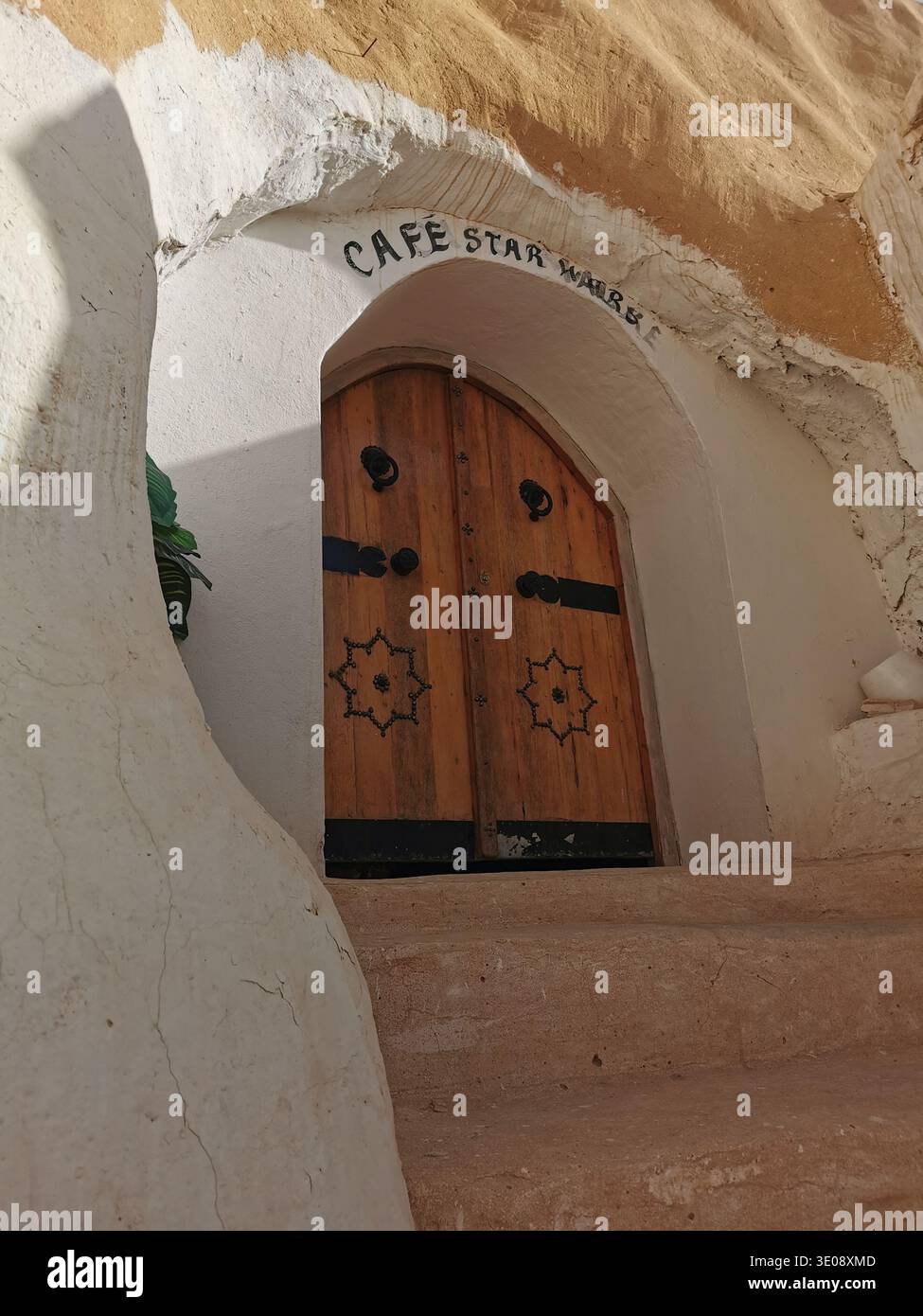 Matmata, Tunesien, unterirdisches Troglodytenhaus in – Original Star Wars Lars Homestead, heute ein Wüstenhotel mit traditioneller Berberhöhlenarchitektur. - Smartphone-aufgenommenes Stockfoto