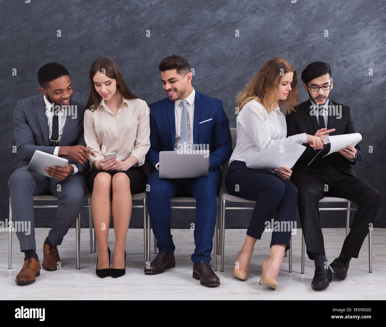 Gruppe von Leuten, die auf ein Vorstellungsgespräch warten Stockfoto