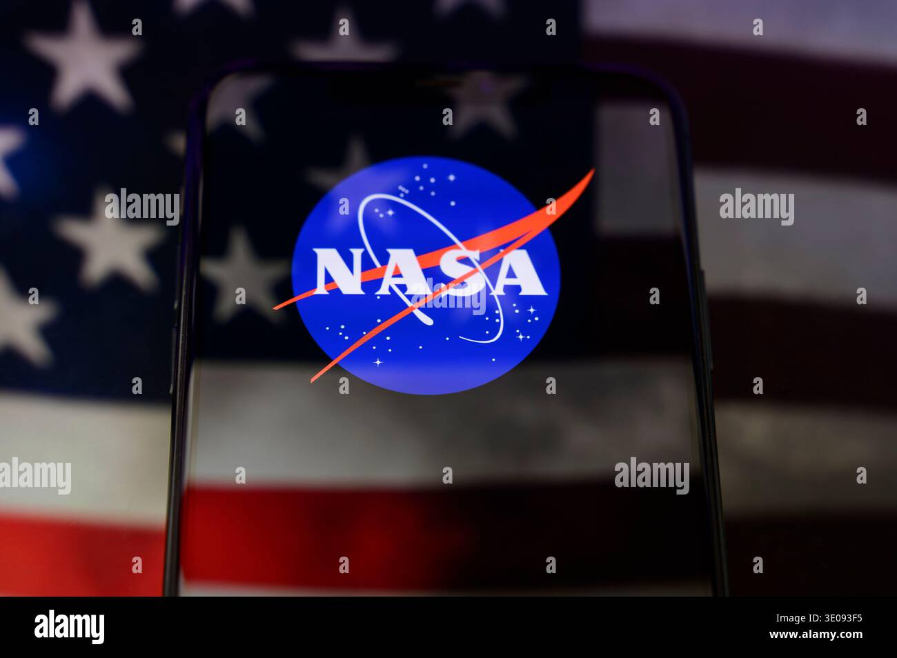 Paris, Frankreich - 11.03.2026: Das NASA-Logo wird auf einem Smartphone-Bildschirm mit der US-Flagge im Hintergrund angezeigt. Stockfoto