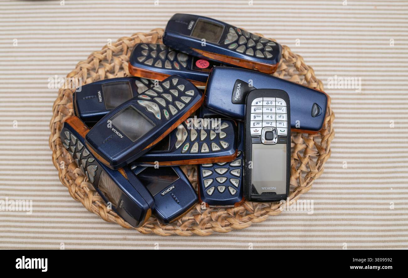 Ein Haufen alter Nokia-Handys Stockfoto