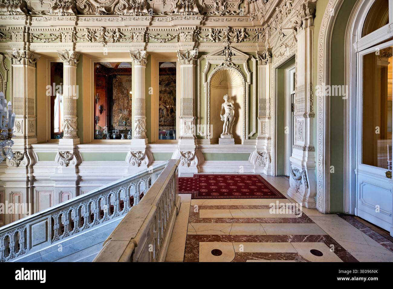 Besucher spazieren durch die großen Säle des Yusupov-Palastes in St. Petersburg und bewundern die Architektur und das Dekor. Stockfoto