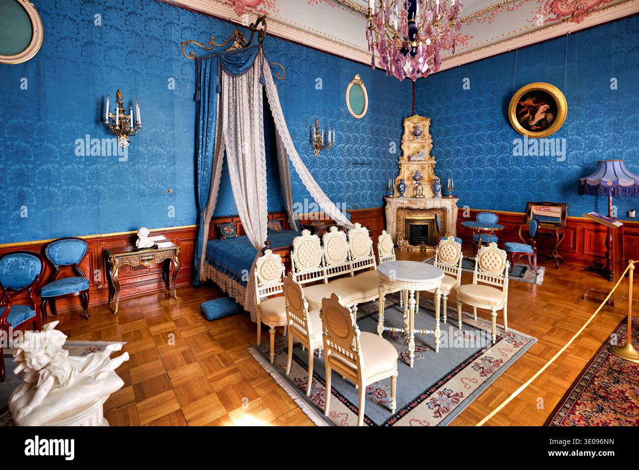 Besucher erkunden den Yusupov-Palast in Sankt Petersburg und beobachten seinen blauen Raum mit eleganten Möbeln und Dekorationen. Stockfoto
