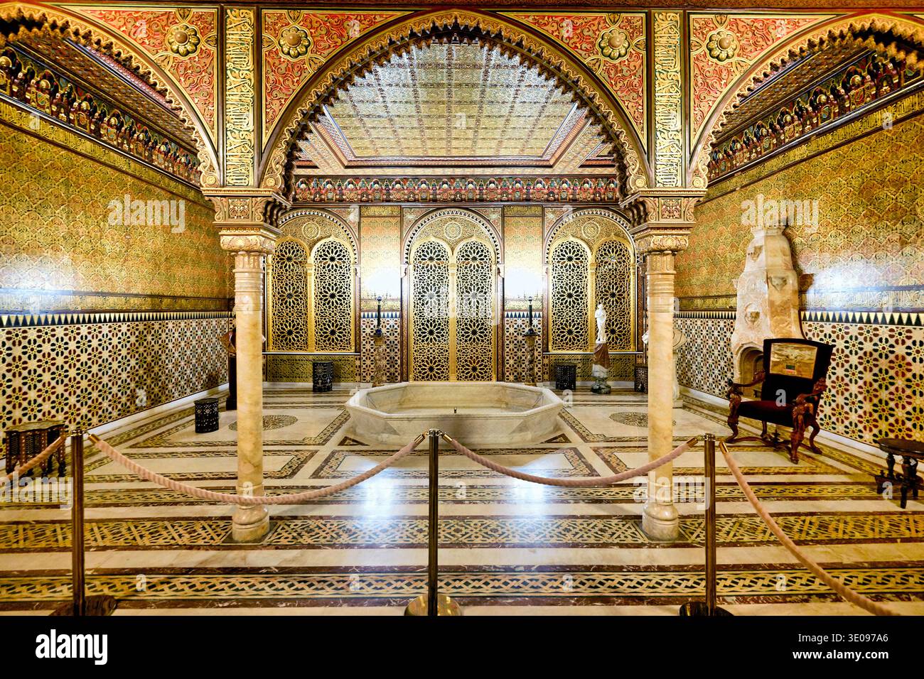 Besucher sehen die prunkvolle Architektur und das Design im Yusupov-Palast in Sankt Petersburg. Stockfoto