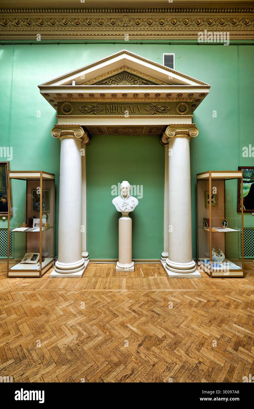 Besucher erkunden das Innere des Yusupov-Palastes in St. Petersburg und beobachten Skulpturen und Ausstellungen in einer historischen Umgebung. Stockfoto