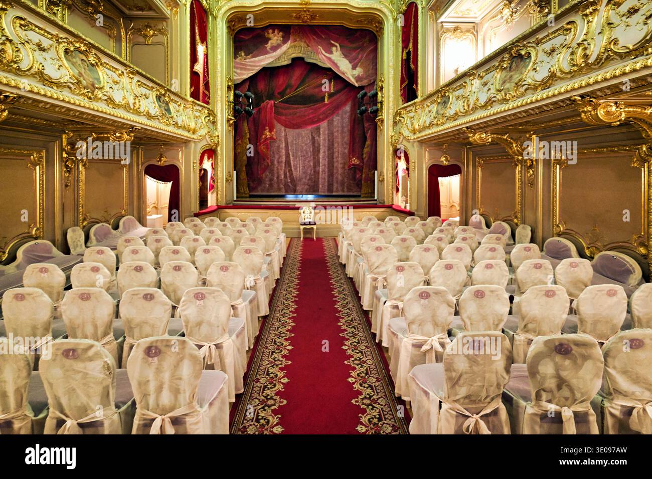 Das Theater im Yusupow-Palast zeigt leere Plätze und einen geschlossenen Vorhang. Es befindet sich in St. Petersburg, Russland und wartet auf eine Veranstaltung. Stockfoto