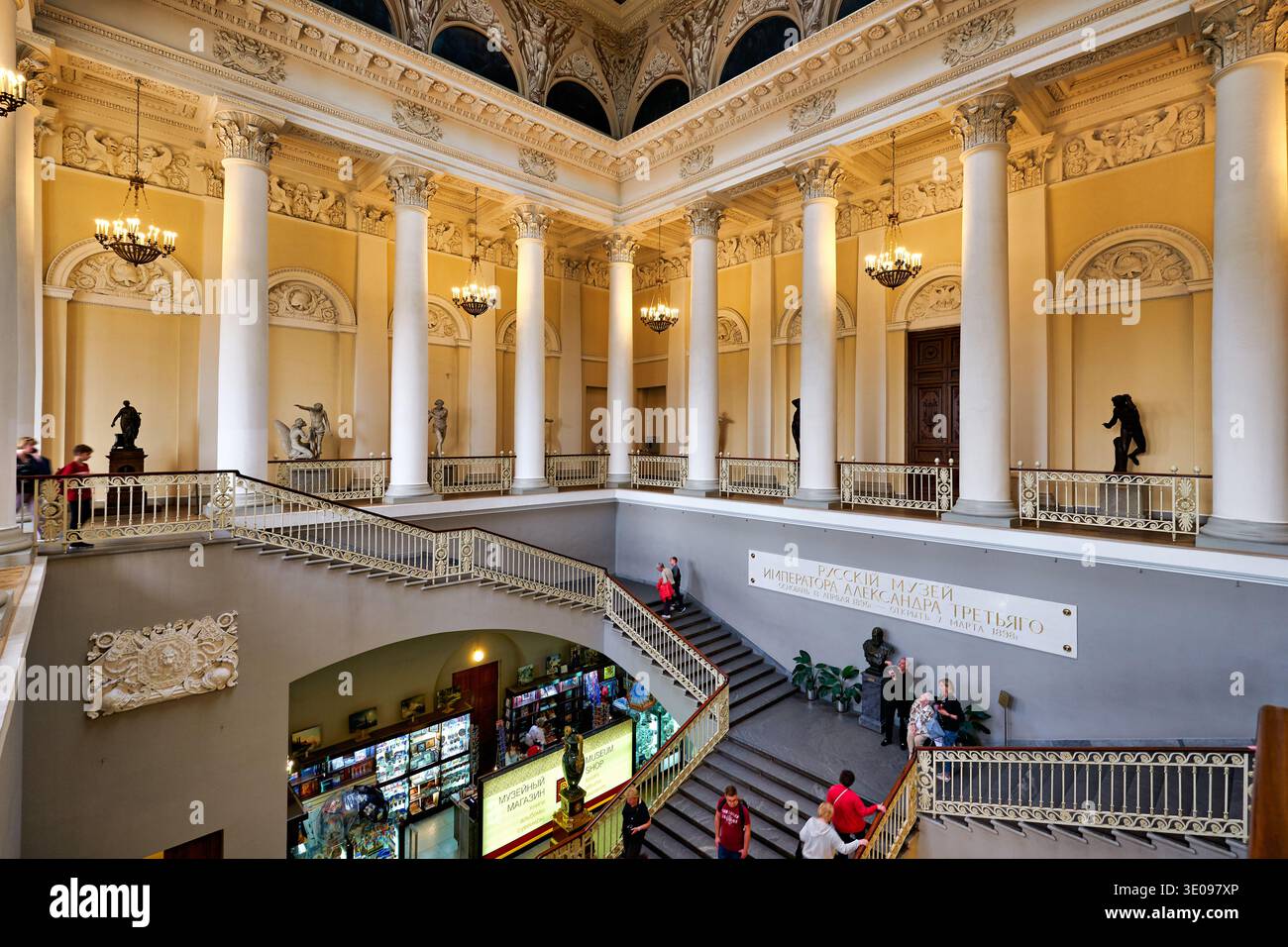 Die Menschen laufen durch das Russische Museum in Sankt Petersburg und bewundern die Architektur und Kunstwerke, die im Gebäude ausgestellt sind. Stockfoto