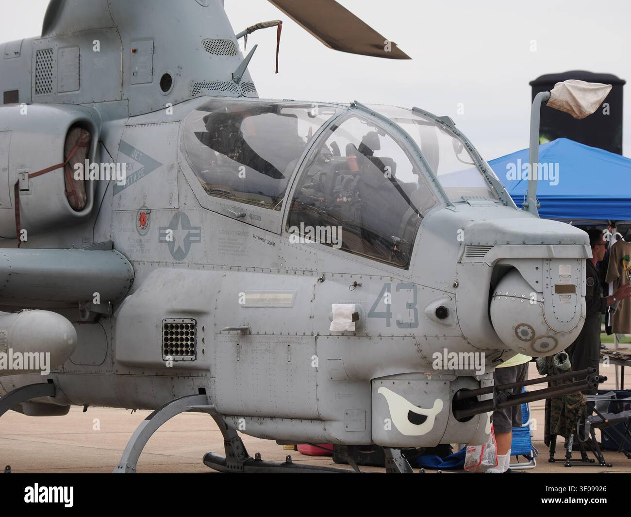2025: Nahaufnahme der Nasenpartie und des Cockpits eines US-Marines Bell AH-1Z Viper-Kampfhubschraubers auf der MCAS Miramar Air Show. Das Bild hig Stockfoto