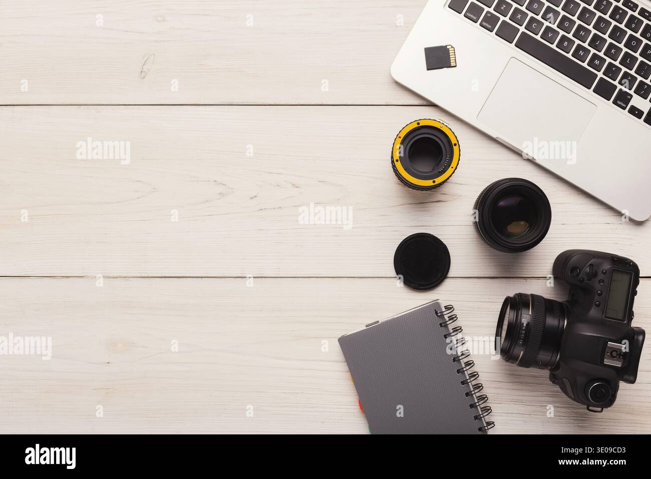Fotokamera, Objektiv und Speicherkarte am Computer Stockfoto