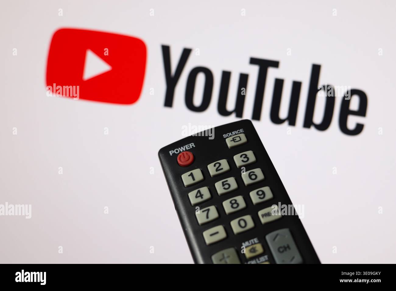 Das YouTube-Logo wird am 1. Februar 2026 in Ontario, Kanada, auf einem Fernsehbildschirm mit einer Fernbedienung angezeigt Stockfoto