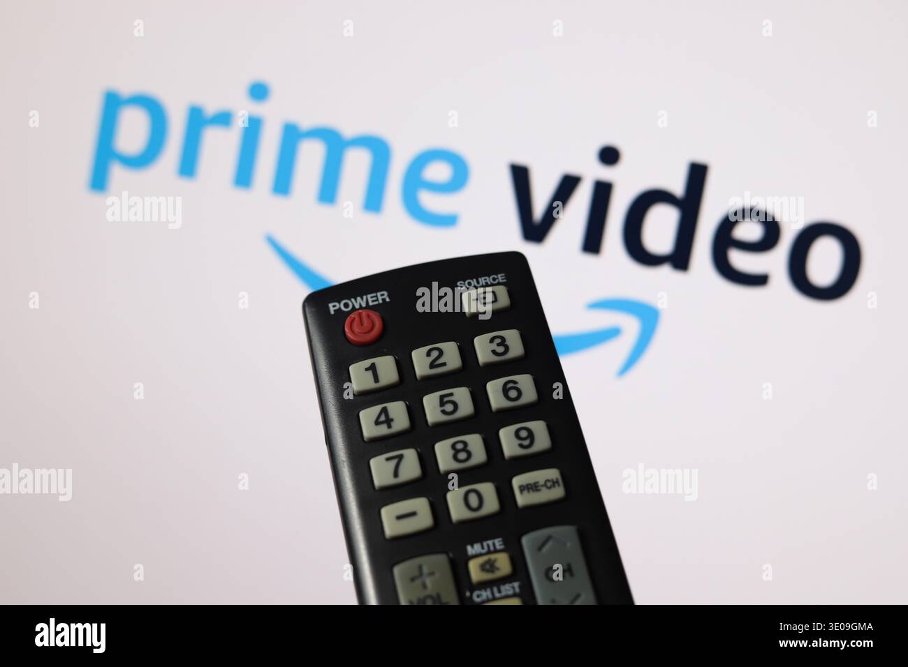 Das Amazon Prime Video-Logo wird am 1. Februar 2026 in Ontario, Kanada, auf einem Fernsehbildschirm mit Fernbedienung angezeigt Stockfoto