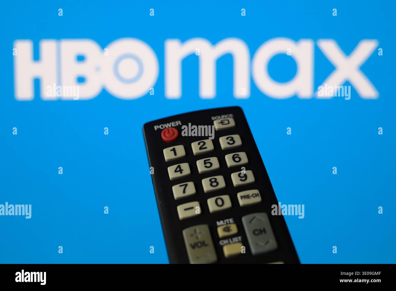 Das HBO Max Logo wird am 1. Februar 2026 in Ontario, Kanada, auf einem Fernsehbildschirm mit Fernbedienung angezeigt Stockfoto