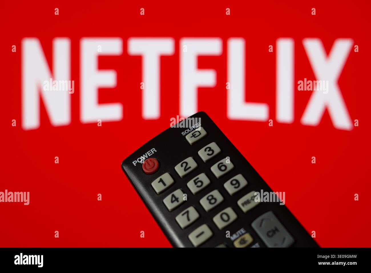 Das Netflix-Logo wird am 1. Februar 2026 in Ontario, Kanada, auf einem Fernsehbildschirm mit einer Fernbedienung angezeigt Stockfoto