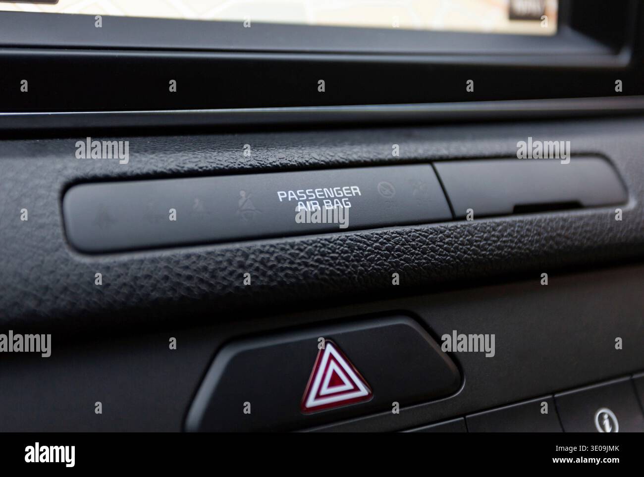 Beifahrerairbag licht Signal im Auto. Stockfoto