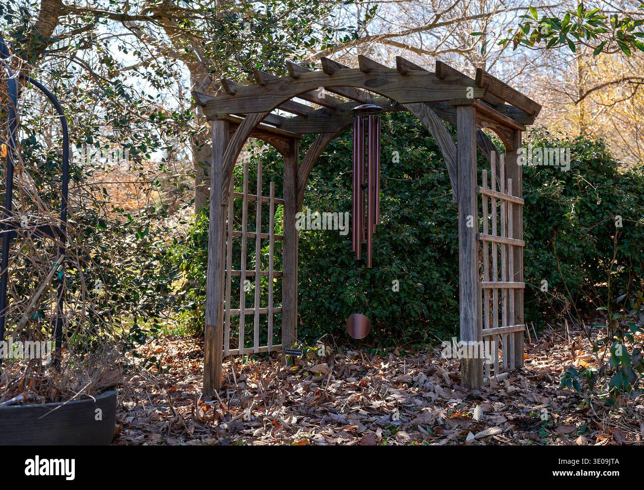 Eine rustikale Laube in einem öffentlichen Park Stockfoto