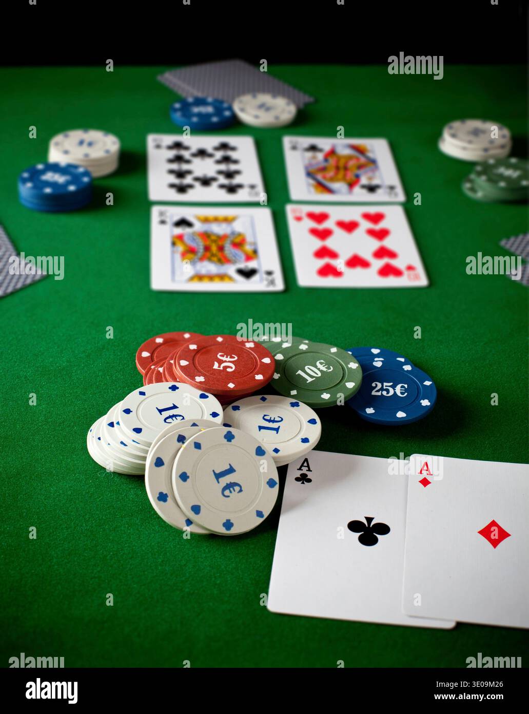 Poker-Konzept mit Karten am grünen Tisch Stockfoto