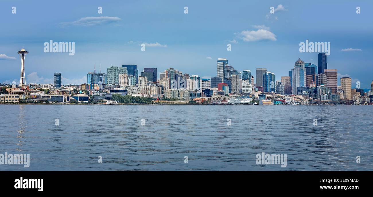 Skyline von Seattle mit Space Needle über dem Wasser Stockfoto