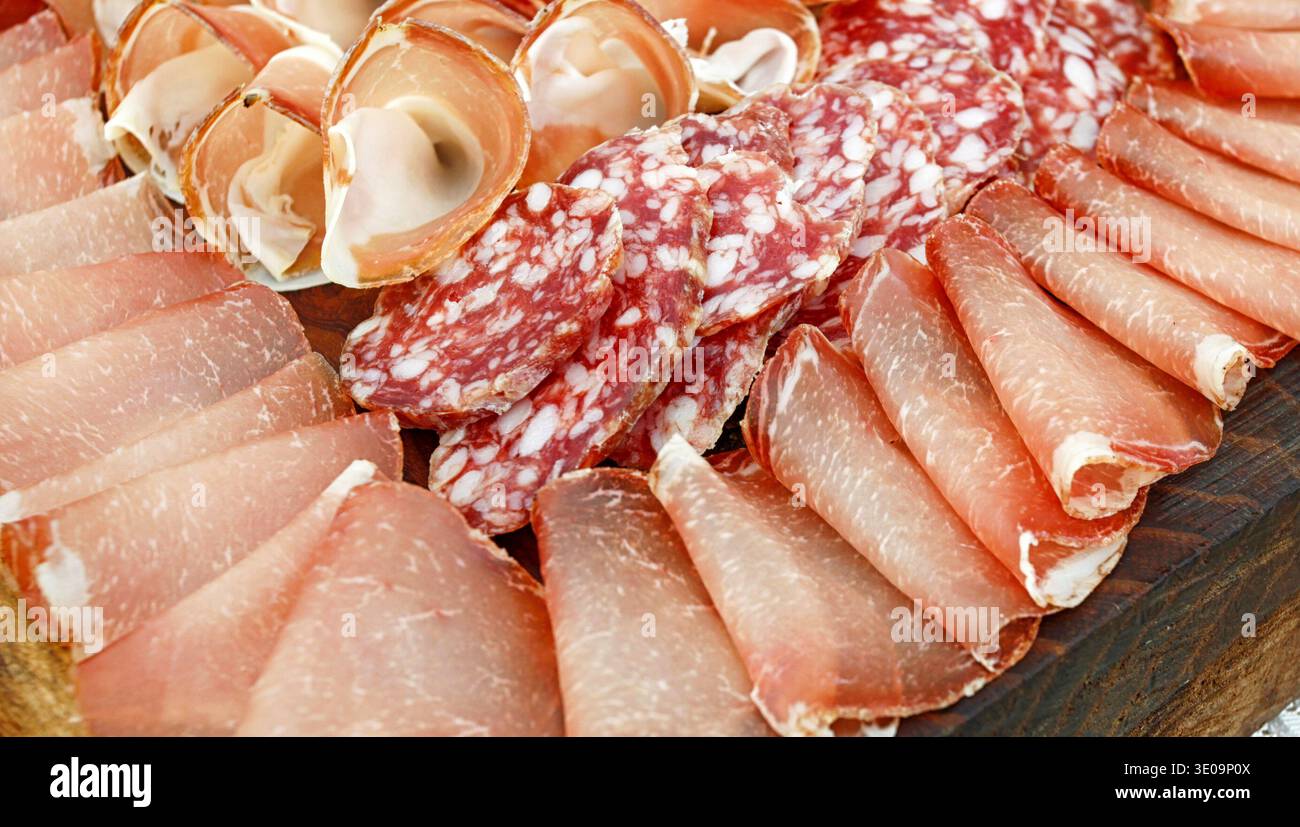 Platte mit italienischen Aufschnitt, coppa, Salami und rohem Schinken. Stockfoto