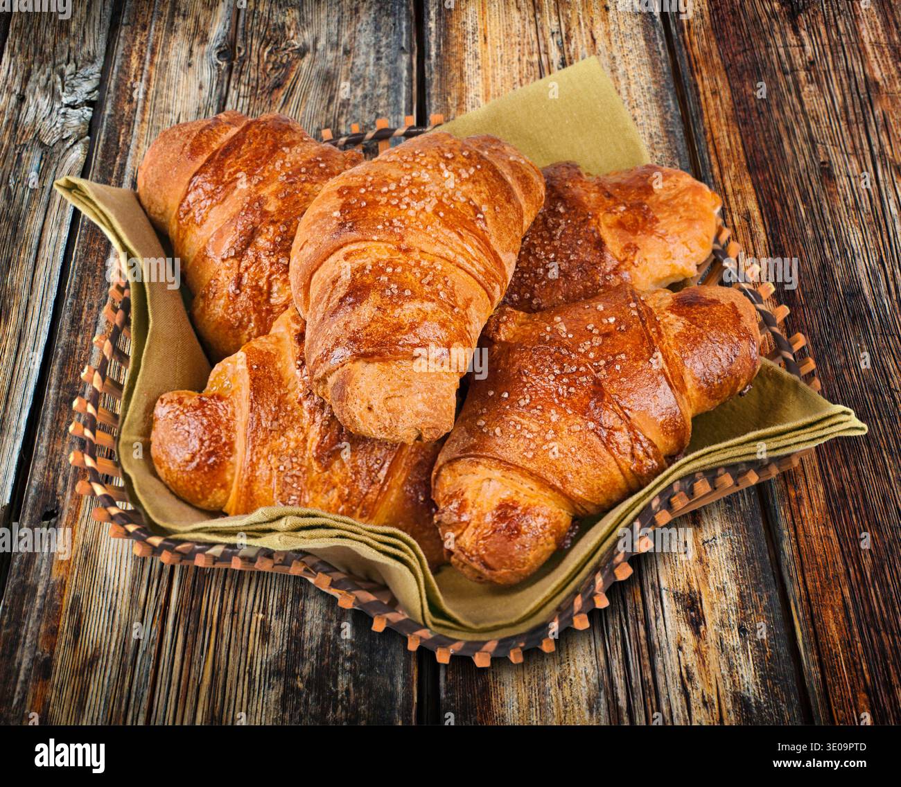 Frisch gebackene Croissants auf hölzernen Hintergrund Tisch. Stockfoto
