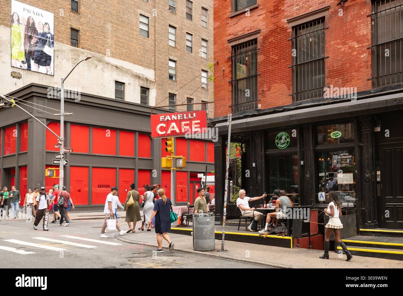 New York, NY, Vereinigte Staaten - urbanes Leben mit Fußgängern und Menschen in einem Café in Soho in Manhattan New York. Stockfoto