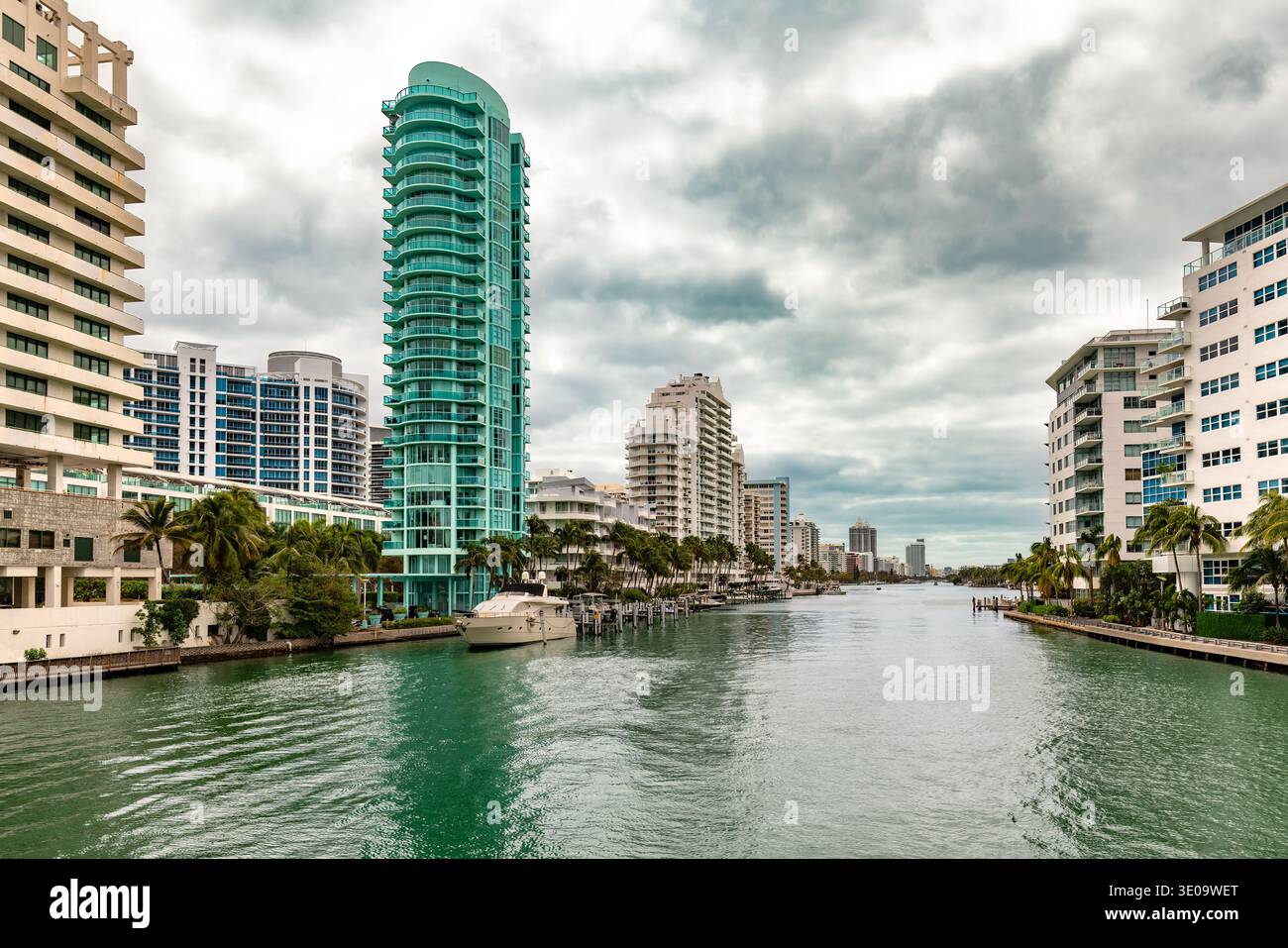 Indian Creek in Miami Beach dient als Wasserstraße, flankiert von dichten Wohnsiedlungen mit verschiedenen Architekturstilen Stockfoto