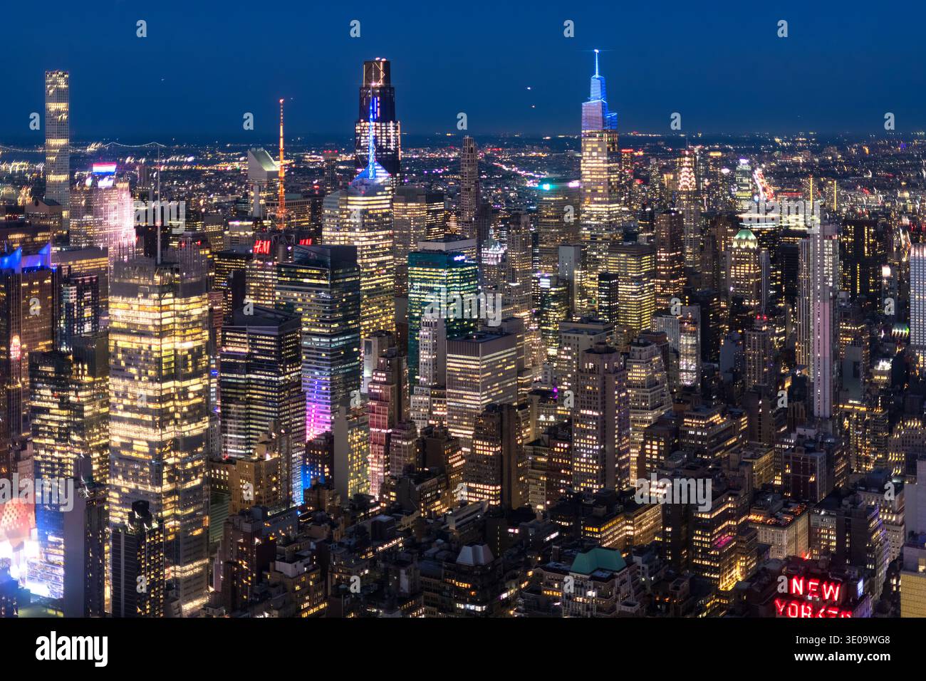 New York, NY, Vereinigte Staaten - Ein Hochwinkel-Nachtblick zeigt die dichte Ansammlung beleuchteter Wolkenkratzer in Midtown Manhattan Stockfoto