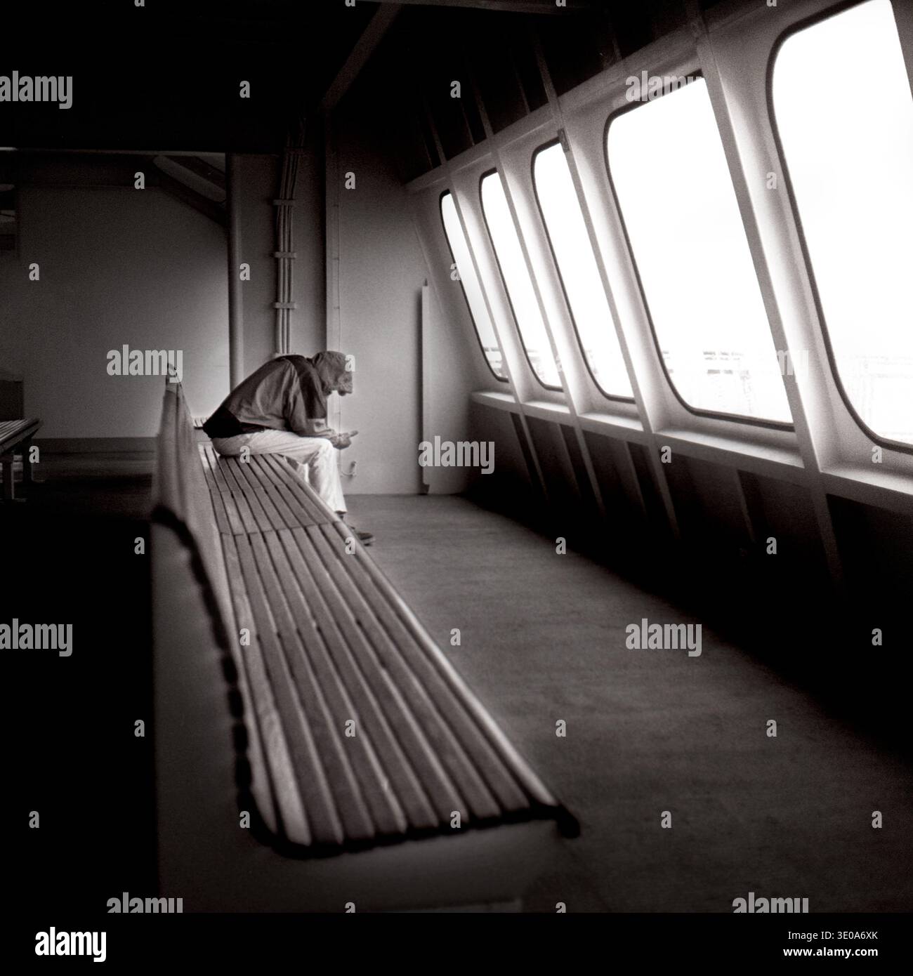 HB318-00...WASHINGTON - Passagier auf der Washington State Ferry. Rolleicord-Kamera mit Kodak Tri X Film. Stockfoto