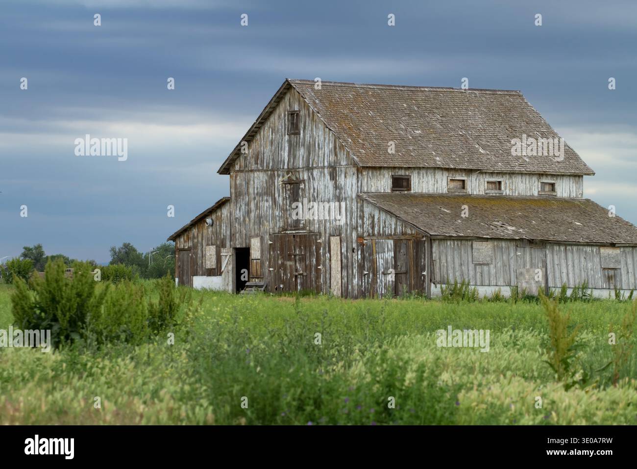 Alte verfallene Scheune gegen einen bewölkten Himmel Stockfoto