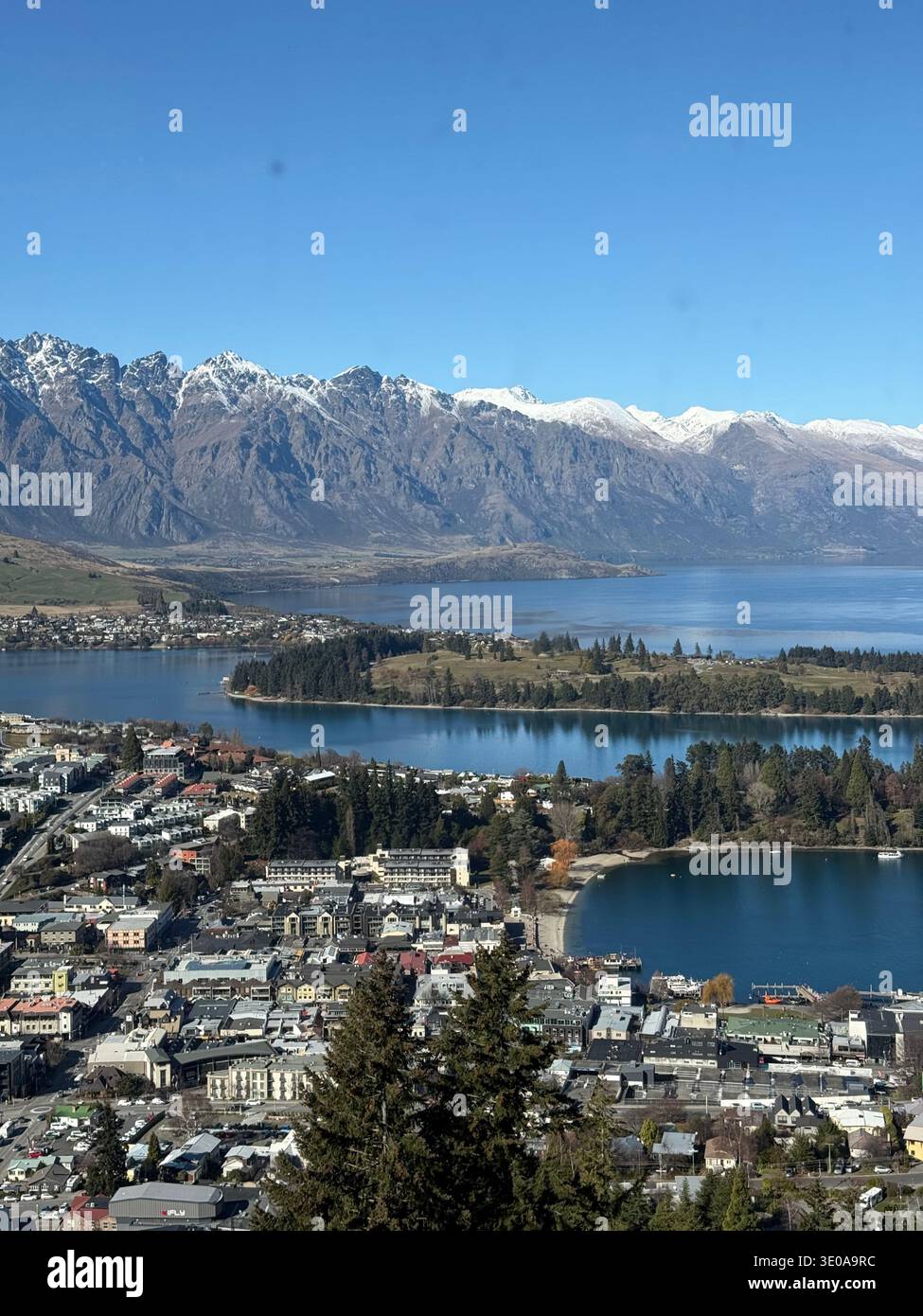 Sonniger Nachmittag in Queenstown, Neuseeland - Smartphone-aufgenommenes Stockfoto