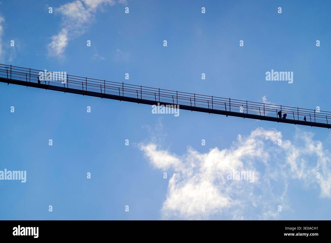 Die Leute gehen über die Highline179 Hängebrücke. Reutte, Tirol, Österreich. Stockfoto