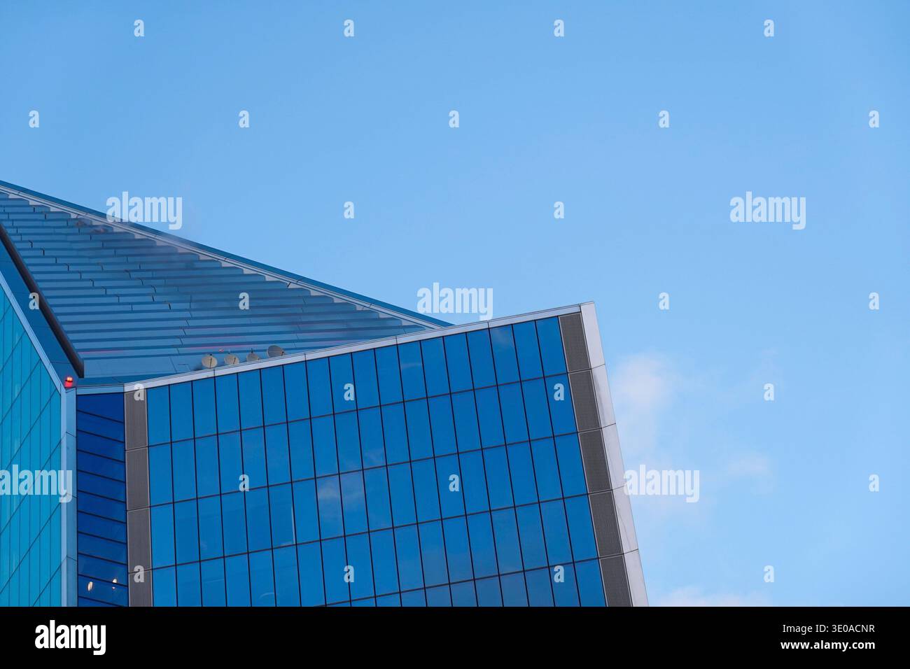 Nahaufnahme des mehrschichtigen Glasdachs und scharfe Winkel eines modernen Wolkenkratzers. London, Greater London, Vereinigtes Königreich. Stockfoto