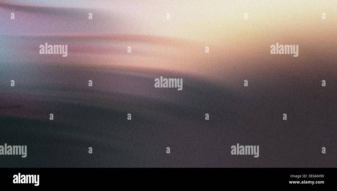 Ein abstraktes Bild mit horizontalen Streifen von weichem, farbigem Licht (Rosa, Gelb, Blau), die sich über eine dunkle, stark strukturierte, körnige Basis vermischen Stockfoto