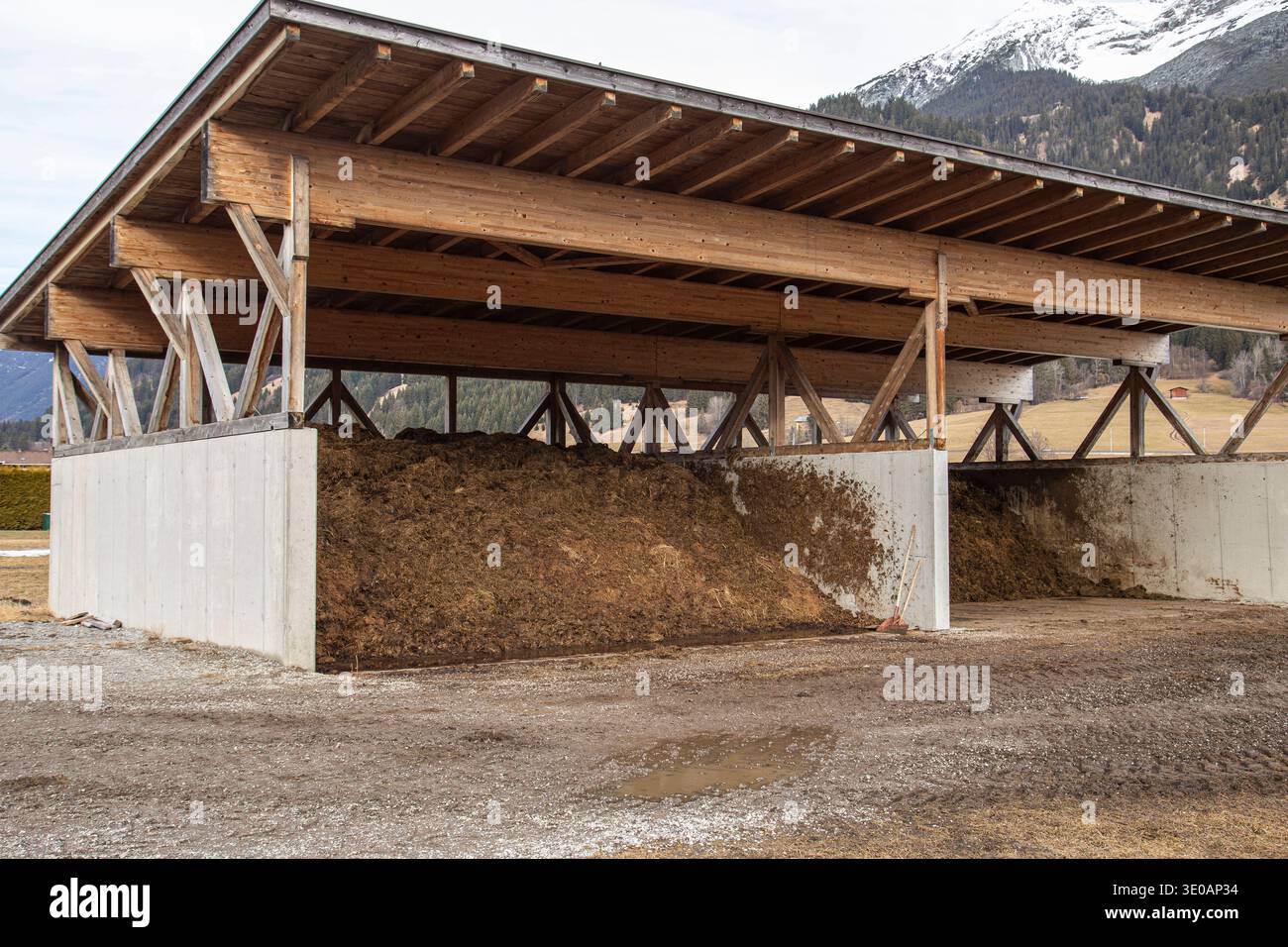 Großer Haufen organischer Gülle und Kompost in einem modernen Holzschuppen gelagert Stockfoto