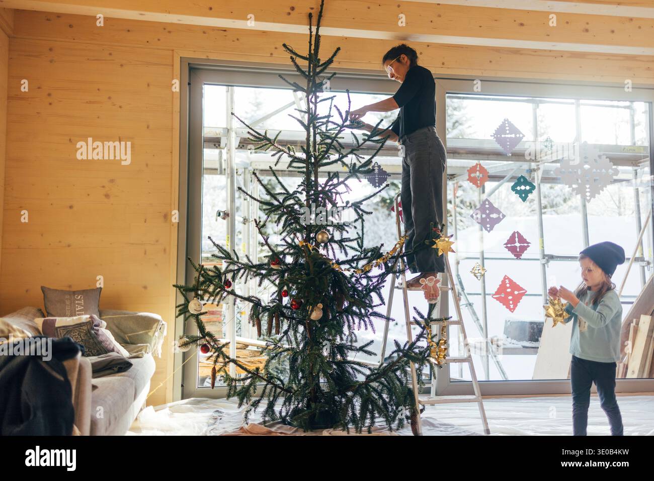 Ein Weihnachtsbaum zu verzieren Stockfoto